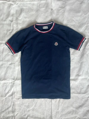 Marinblå Moncler t-shirt | S - Snygg marinblå t-shirt från Moncler med klassisk logga på bröstet. Skick: Mycket bra | Strl: S | Hör av dig vid funderingar⁉️ 