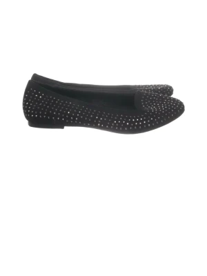 Svarta ballerinaskor med nitar - Snygga svarta ballerinaskor dekorerade med små silvriga nitar över hela skon. Skorna har en klassisk rundad tå och låg sula. Perfekta för dig som vill ha en edgy touch på din outfit.