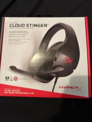 HyperX Cloud Stinger gamingheadset kartong rare - HyperX Cloud Stinger är ett svart gamingheadset med röd logga, over-ear-design och justerbar mikrofon. Lätta kåpor och vadderad bygel ger komfort under långa spelsessioner. Passar PC, PS4, Xbox One, Mac, mobil och Nintendo Switch.