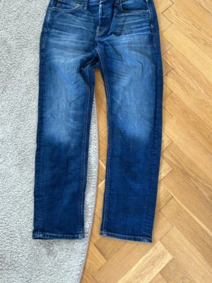 Jack Jones jeans - Jack jones tapered mike. Blåa, använda max 10 gånger. Tapered fit, storlek 32/32.