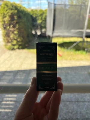 Better You Bergamott Eterisk Olja - Eterisk olja från Better You med doft av bergamott. Kommer i en liten svart och grön förpackning på 10 ml. Perfekt för aromaterapi eller som tillsats i hudvård. Oljan är naturlig och passar dig som gillar fräscha citrusdofter.