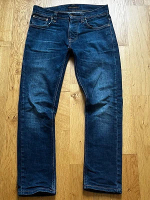 Nudie Jeans - Tjena! Säljer ett par feta nudie jeans med sjuka fades. Har haft jeansen i 5 månader nu och säljer dom för att dom är för små helt enkelt. Modellen heter grim trim och storleken är 29/32. Mått: längd 98cm, midja 40cm och benöppning 17cm. Hör av er om ni har undringar!