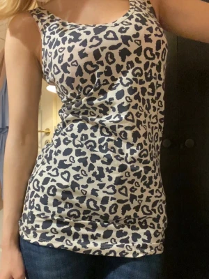 Cool y2k leopard linne topp  - Från House of Lola. Mycket bra skick! Skriv för frågor. Pris kan diskuteras vid snabb affär