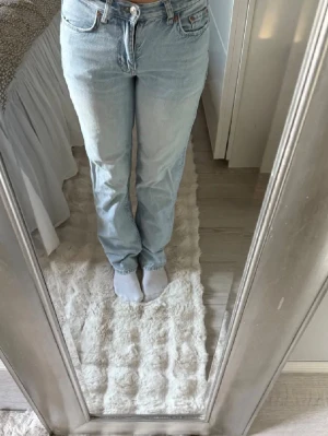 Ljusblå raka jeans från Gina tricot - Säljer ett par klassiska ljusblå jeans från Gina tricot  med rak passform och lågmidja . Jeansen har fem fickor, bälteshällor och är tillverkade i ett slitstarkt denimtyg. Perfekta för en avslappnad och trendig look.