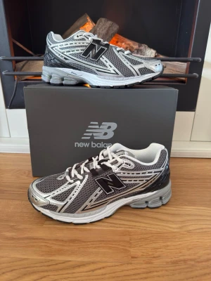New balance 1906r skor - Säljer nu ett par helt nya new balance 1906r  i strl 42 och färgen white/fjord grey. Perfekta sommarskon! Bara att skriva ett DM vid intresse:)