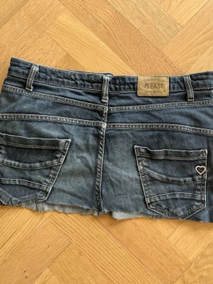 Mini Blå jeanskjol  - Säljer en blå kort jeans kjol som jag sytt om från ett par skinny jeans.            Midja mått- 40cm    Längd- 29cm.   Pris kan diskuteras 