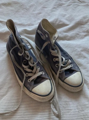 Gråblåa converse  - Snygga och trendiga converse i den finaste färgen! Tyvärr för små för mig💓
