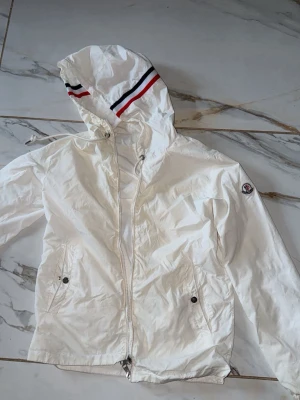 Moncler windbreaker jacka - Har används då och då passar xs äkta köpt i sthlm ett och ett halvt år sedan.