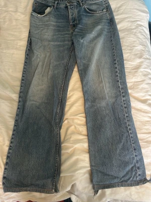 Baggy jeans  - Skit snygga blå jeans från Nudie. Den har en skön bagg passform och nästan lite bootcut. De har små defekter och sömmarna längst ner på jeansen är bytta och slitna. Dock, tycker jag att detta ger mycket till stilen. Skriv för mer bilder, pris kan diskuteras