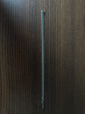 Stainless steelm kedjearmband 21 cm - Stilrent kedjearmband i silverfärgad metall med klassisk design. Armbandet har en enkel och tidlös look med tätt sammanlänkade länkar och ett smidigt lås. Perfekt för dig som gillar minimalistiska accessoarer och vill ha något som passar till det mesta.