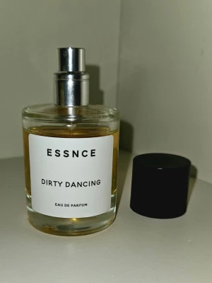 Dirty Dancing ESSNCE - Härliga Dirty Dancing, fantastisk doft - har så många andra jag använder mer så kikar om någon vill ta över skönheten!     Ca 40ml kvar skulle jag tro, och det är en dryg parfym så räcker länge. Har förvarats torrt och mörkt ✨️