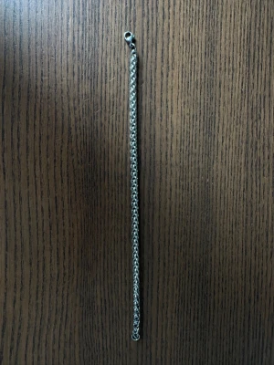 Stainless steel  kedjearmband 21 cm - Snyggt armband i silverfärgad metall med klassisk kedjedesign. Armbandet har en enkel karbinhake som lås och passar perfekt för dig som gillar stilrena accessoarer. Lätt att matcha med andra smycken och ger en clean look till din outfit.