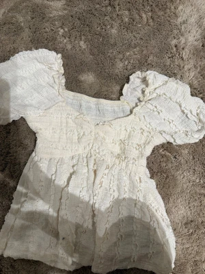 Volangblus med puffärm i vitt och svart - Två söta volangblusar med puffärm och rynkade detaljer, en i vit och en i svart. Använda max 2 ggr. . Säljs pga: lite tajta i armarna på mig. Obs: kommer från shein. 