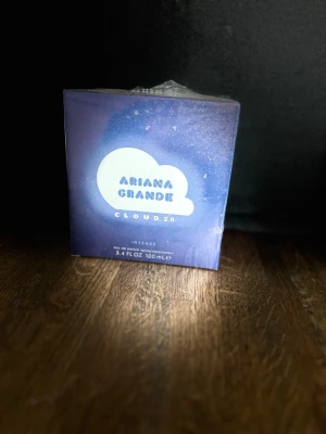 Ariana Grande Cloud 2.0 Intense parfym  -  Köpte den för 699 kr. Cloud 2.0 Intense från Ariana Grande är en eau de parfum med en modern och fräsch design. Förpackningen är blå med vit molnlogotyp och rymmer 100 ml. Perfekt för dig som gillar unika och trendiga dofter med en touch av kändisglam.