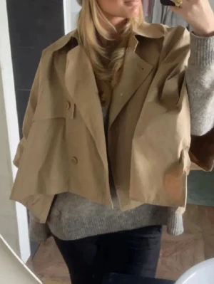Cos poncho/trench - Säljer min sjukt snygga poncho/trench från cos. Går inte att köpa längre! Aldrig använd och prislappen sitter kvar😊🩷(lånad förstabild)