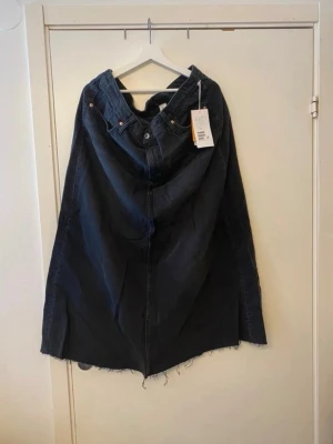 Jeanskjol - HM - Lång svart/grå jeanskjol från HM. Helt ny med prislappen kvar. Ordinarie pris 450kr. 