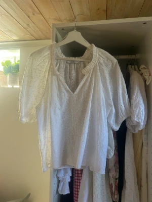 Gullig vit blus  - Fin vit blus med mönster från & Other Stories!!🤍 som i nyskick utan prislapp 