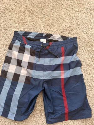 Burberry badbyxor *ÄKTA* - Burberry badbyxor ÄKTA, storlek medium. Skick 9/10 inga defekter. Inget kvitto men äkthet garanteras