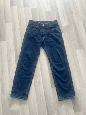 Mörkblå raka jeans - Säljer ett par blåa jeans köpta på dressman med märket McGordon. De är i oanvänt skick då de tyvärr inte passade som önskat. Sitter bekvämt på benen med en lite loose passform. Storlek 30/30. Hör av er vid funderingar!   Skickas snabbt o packas väl! 