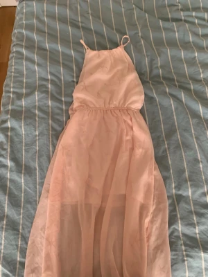 Rosa klänning med detaljer - En rosa klänning med guldig stjärnor på⭐️