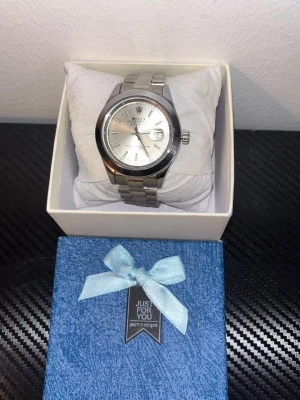 Rolle klockan - Helt ny och oandvänd Rolle klocka. Tvärfet klocka och den väger bra 