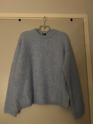 Blå stickad tröja från BikBok storlek XS - Säljer denna super fina blåa stickade tröja från BikBok i storlek Xs i mohair och wool blend😊aldrig använd 