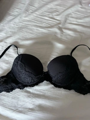Svart bh, cubus  - Svart bh från cubus i storlek 75A. Den är sparsamt använd och såklart tvättad.