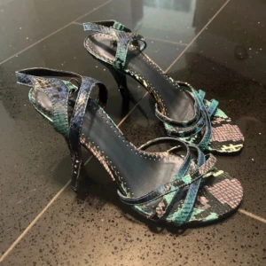 Flerfärgade klackskor med ormmönster - Super söta kittenheels