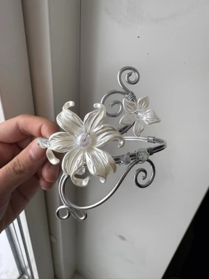 Armcuff - Finns både i silver och guld💞 Lättböjd material som är enkel att justera. Vid osäkerhet, skriv gärna din till mig din omkrets på armen🥰 Jag gör även customs!