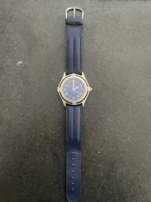 Blå klocka med silverfärgat boett - Enkel klocka för vardagen