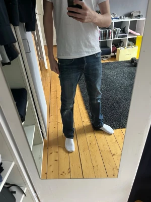 Lee Jeans - Säljer ett par blåa Lee jeans. Det är i bra skick med en slitning på vänster ben. De är i storlek W28 L32.  Hör av dig om du har några funderingar.🙌