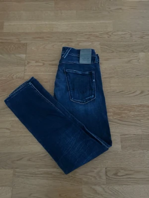 Replay anbass jeans W31 L30 - Säljer dessa sjukt snygga Replay anbass jeans i en mörkblå färg. Jeansen är i väldigt bra skick. Storleken är W31 L30 (bild finns). Jeansen är hyperflex vilket gör dom sjukt sköna och stretchiga.