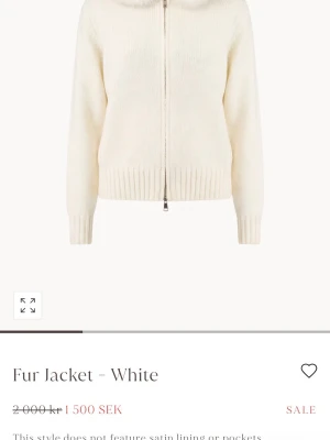 Alessa fur jacket white - Säljer en fluffig vit pälsjacka från Alessa i storlek S. Jackan har ribbade muddar vid ärmslut och nederkant, vilket ger en snygg och bekväm passform. Perfekt för hösten och riktigt mysig att bära.