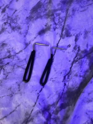 säljer 2/st hovkratsar  - säljer 2/st hovkratsar i svart skaft 1/st för 60kr båda för 120kr