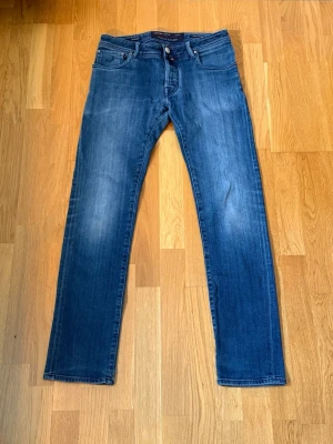 Jacob Cohen jeans  - Feta Jacob Cohen jeans | st 30 | skick 8/10 | defekt syns på sista bilden | vid funderingar så är det bara att fråga |