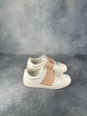 Valentino Open - Skick: 8,5/10. | Ingår: endast skorna. | Nypris: +- 7000 SEK.