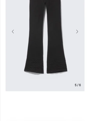 Svarta Lågmidjade jeans från cheap monday - Säljer dessa populära jeansen från cheap monday. Dom är i bra skick förutom längst ner som ni ser på sista bilden men absolut inget man tänker på. Storlek 28/32 men skulle säga att dom passar alla som har storlek xxs-s/m Nypris 399kr