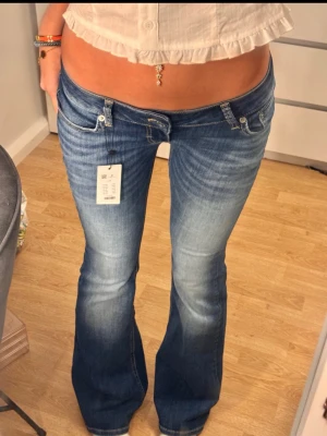 Blå bootcut jeans  - Säljer ett par blå bootcut jeans som är mycket lågmidjade, för referens är jag 170💕