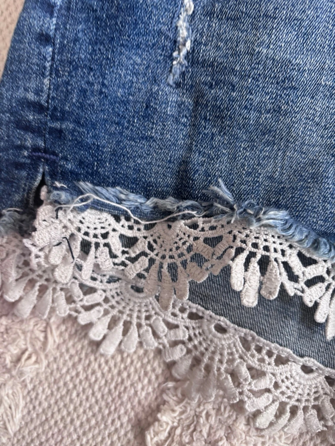 Blå jeansshorts med spetsdetalj - 2