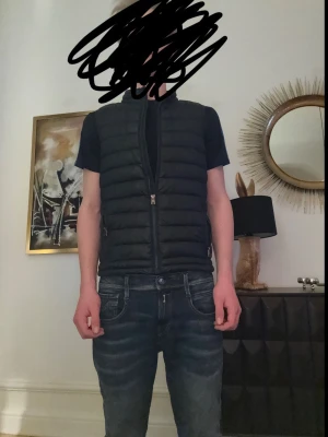 Marinblå väst - En snygg marin blå väst från polo. Perfekt nu till våren. Han på bilden är 175 och västen sitter ganska tajt