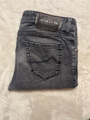 Jacob Cohën Jeans W32 BARD - Tja! Säljer nu dessa feta Jacob Cohën Jeans i storlek 32 och i den populära modellen Bard. Riktigt najs passform och allmänt feta jeans. Nypris: 6000 kr. Hör av dig om du undrar något! 