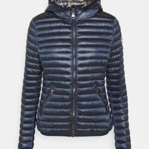 Marinblå Colmar jacka  - Säljer denna colmar jacka eftersom den inte kommer till användning. Jag förstod inte riktigt vilken storlek det var men den sitter som en S. Jättefin jacka men den har den två små lagade hål som man kan se på de två sista bilderna, det är inget man lägger märke till dock. Lägg gärna prisförslag💕💕