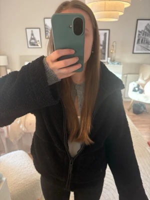 Svart pilé teddyjacka - Gullig teddyjacka från H&M , sparsamt använd. Storlek: XS 🩷 