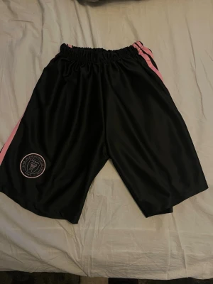 Svarta Inter Miami shorts - Svarta Inter Miami shorts, köpta på en marknad. Passar XS/S. Aldrig använda.
