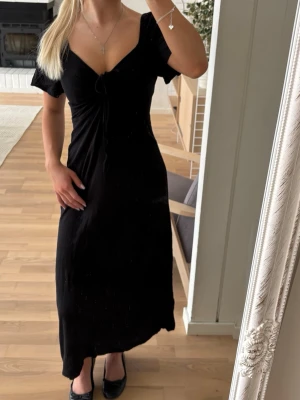 Svart klänning  - Svart klänning från lager157