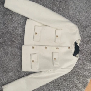 Zara jacka  - Stilren krämvit jacka från zara med guldiga knappar. Siden material inuti! 600kr nypris och använd fåtal ggr💖