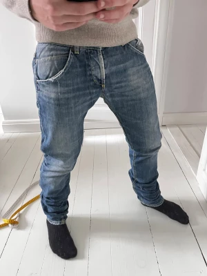 Dondup jeans  - Dondup jeans, Inga större defekter. Modellen i bilderna är 180 cm 75 kg pch bär Storlek , W34 , Måtten i sista bilden är A: 43 cm, B: 109 cm , Kom med frågor! 