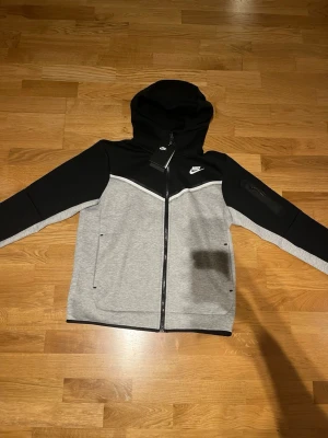 Nike Tech Fleece hoodie svart/grå - Helt ny nike tech tröja, Säljer för att jag aldrig använt den. Helt ny!