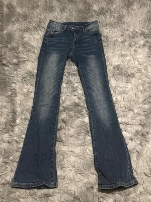 Jeans - Snygga bootcut jeans från shein💞