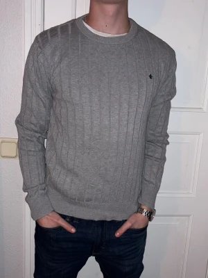 Grå stickad tröja från Morris - Grå stickad tröja från Morris i storlek M.  Fint skick till ett bra pris. Nypris: 1599kr. Mitt pris: 499kr. Vid frågor eller funderingar, tveka inte att höra av dig.